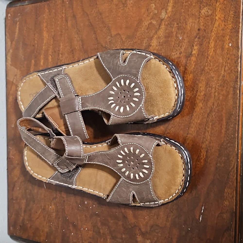Natural soul sandals Like New!!